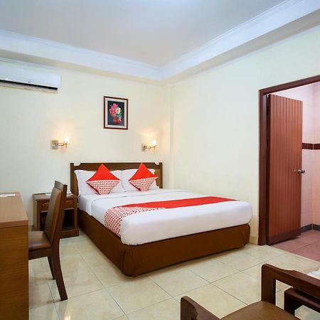 Oyo 108 Hotel Surya Jakarta Exterior photo