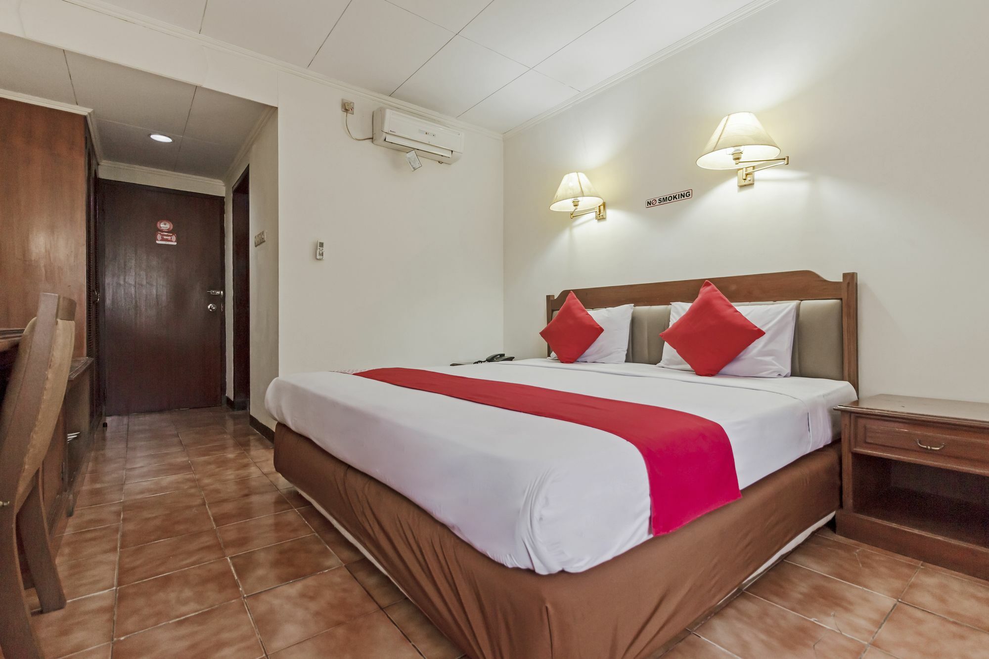 Oyo 108 Hotel Surya Jakarta Exterior photo
