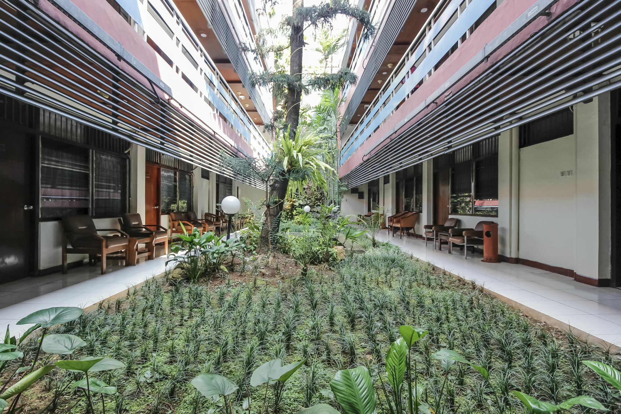 Oyo 108 Hotel Surya Jakarta Exterior photo